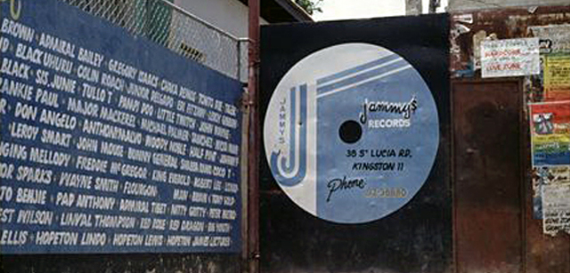 “Under Mi Sleng Teng” de Wayne Smith se convierte en un fenómeno.