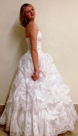 Девка в платье отжигает