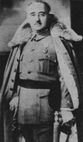 Torna-se Chefe de Estado e do Governo