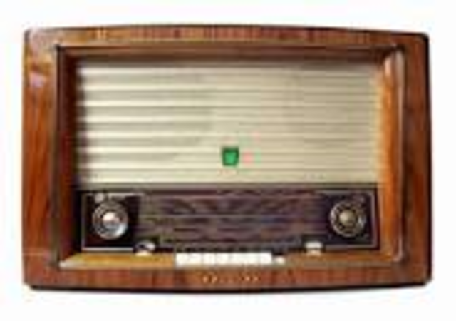 INVENTA LA RADIO Y SE REALIZA LA PRIMERA COMUNICACIÓN