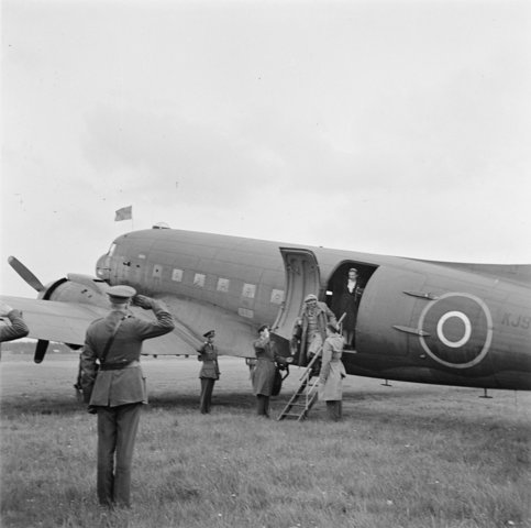 Queen Wilhelmina flees to London