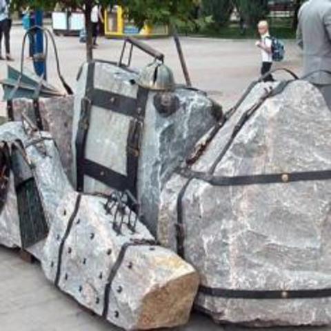 Открыл монумент "Дань приезжим"