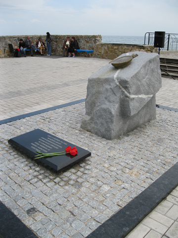 Открыл памятник ВОВ