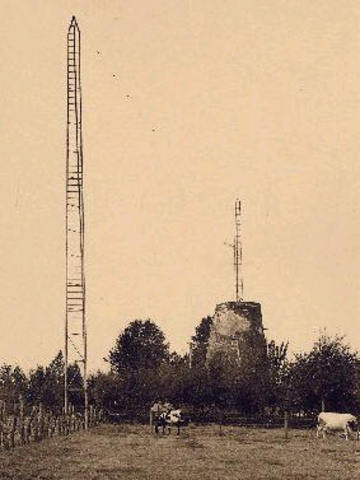 De Kortrijkske radiozender WVRO wordt gebombardeerd door de Engelsen