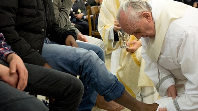 Papa lava los pies a 12 jóvenes presos