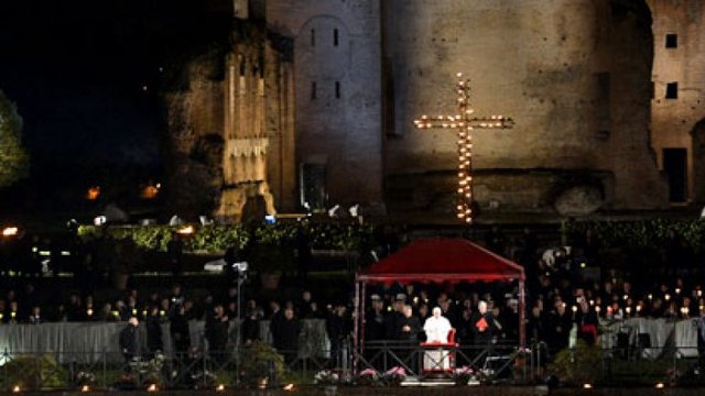 Papa participa del Vía Crucis