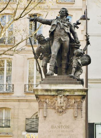 Danton deja el ministerio de justicia y pasa a ser diputado de Paris.