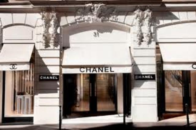 Chanel Opens her First Boutique
