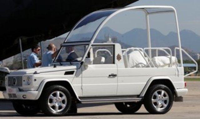 Adiós al papamóvil blindado