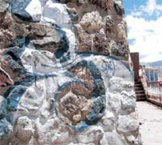 Chilenos pintaron muro Inca en Cusco