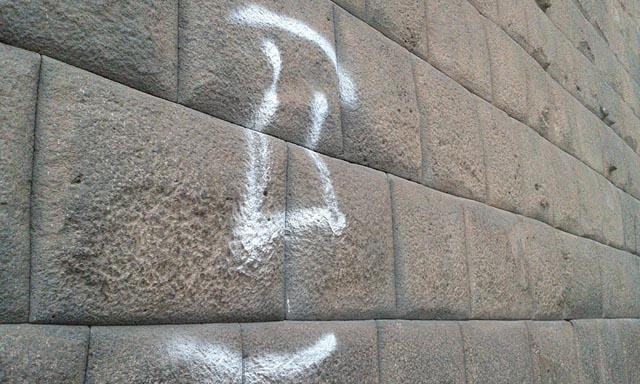Pinta símbolo de la 'U' en muro Inca de Cusco