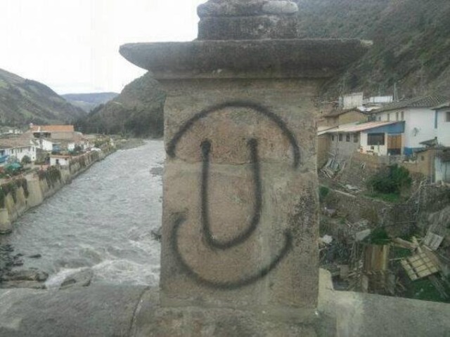 Barristas pintarrajearon puente histórico en Paucartambo