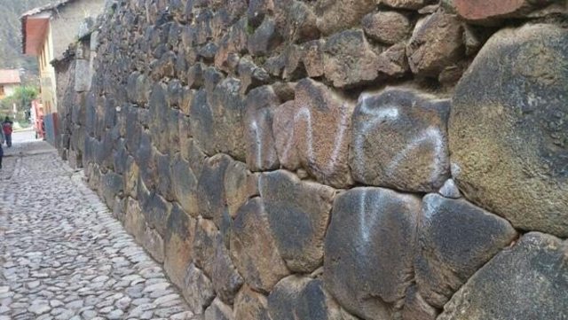 Denuncian que otro muro inca fue pintado con aerosol en Cusco