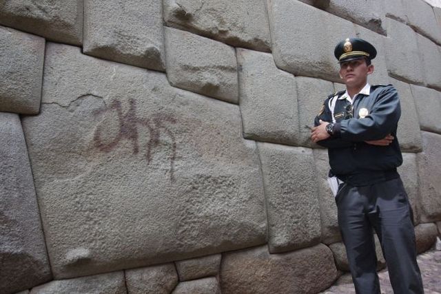 Vuelven a realizar pintas en Piedra de los 12 ángulos