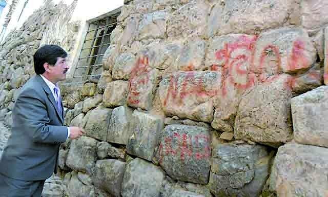Cusco: desconocidos realizaron pintas en un muro Inca