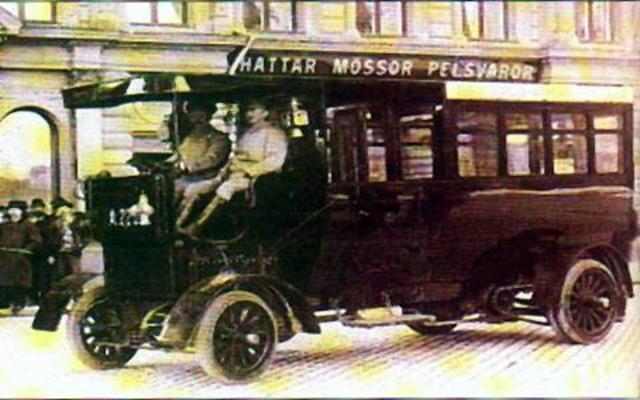 Primeiro ônibus a motor