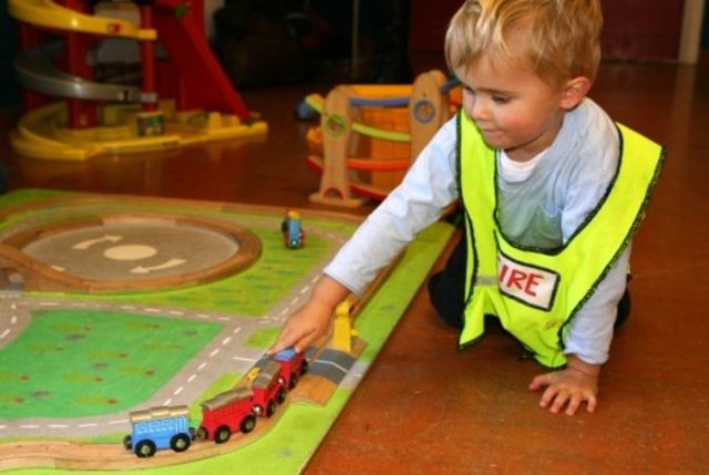 Realizes hidden object still exists