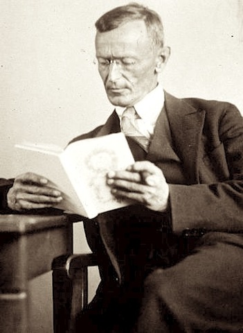 Hermann Hesse -Niemcy, za „szlachetnie podniosłą i różnorodną poezję, która zawsze wyróżniała się świeżością natchnienia i rzadko spotykaną czystością ducha”
