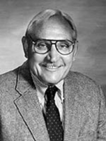 Robert Glaser en 1962 fué el primero en introducir el concepto desde la perspectiva de un modelo que relacionará el análisis sobre las necesidades del estudiante con el diseño y desarrollo de los recursos y las estrategias de aprendizaje.
