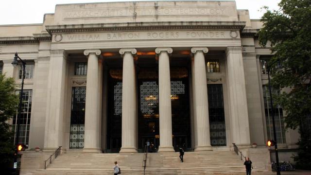 Durante los 80 el diseño instruccional tuvo un impacto pequeño en: escuelas públicas y en la educación universitaria. Mas de 1/4 de los centros de mejoramiento instruccional que se crearon durante los 70 se disolvieron y sus presupuestos disminuyeron.