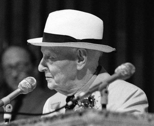 Isaac Bashevis Singer - Polska,  	za „pełną uczucia sztukę prozatorską która wyrastając z polsko-żydowskich tradycji kulturowych porusza jednocześnie odwieczne problemy”