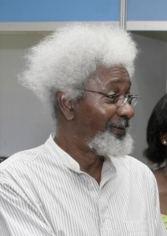 Wole Soyinka - Nigeria, Otrzymał ją jako ten, który „w szerokiej perspektywie kulturowej i z poetyckim kolorytem kształtuje dramat istnienia”