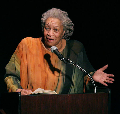 Toni Morrison - USA, Otrzymała ją za to, że „w powieściach charakteryzujących się siłą wizji literackiej i poetyckich wartości, przedstawia najważniejsze problemy amerykańskiej rzeczywistości”