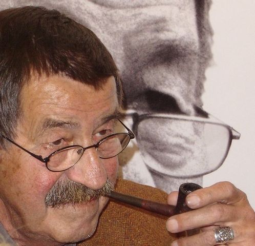 Gunter Grass - Niemcy,  	Otrzymał ją jako ten, którego „swawolne czarne bajeczki portretują zapomnianą twarz historii”