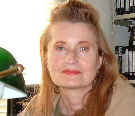 Elfriede Jelinek - Austria, za „demaskowanie absurdalności stereotypów społecznych w powieściach i dramatach”
