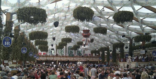 Felix geht auf das Oktoberfest