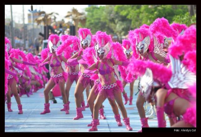 Se realiza  el desfile callejero
