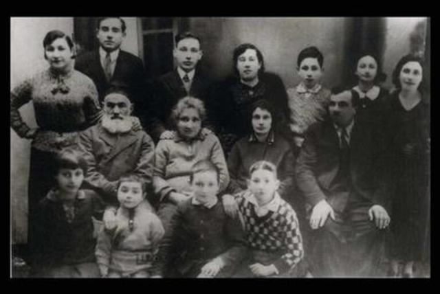 Shimon Peres was born