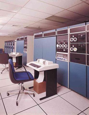 Gates pierwszy raz włamuje się do systemu.