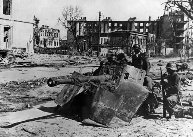 1942 Russians stop Nazi advance at Stalingrad save Moscow