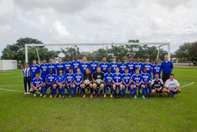jugar al fútbol de alta escuela