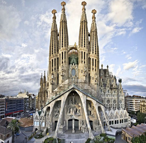 Estilo Modeernista, España. Templo de la Sagrada Familia de Antonio Gaudí. 1882-Actualmente