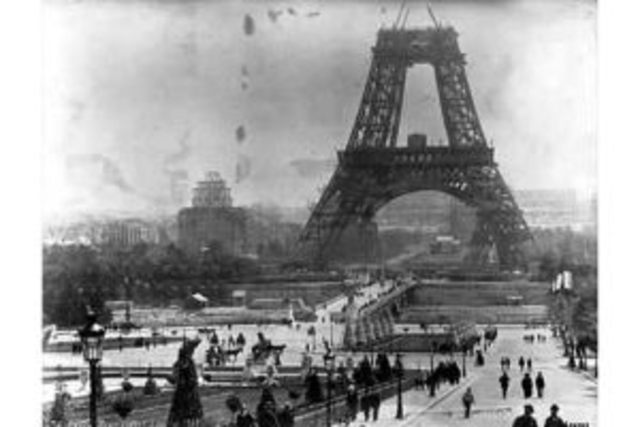 Recibe una beca del gobierno francés para estudiar en París. Publica su primer libro de cuentos: Bestiario