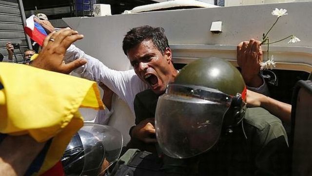 Opositor Leopoldo López se entrega a la justicia