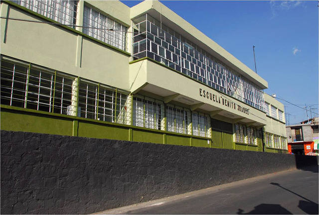 Se inicia con la Educación Formal a Nivel Primaria en la Escuela Lic. "Benito Juárez" en el Turno Vespertino.