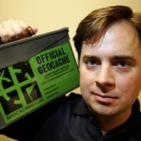 Jeremy Irish sets up the official geocaching.com website.