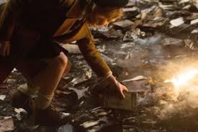 Liesel finds 1st book  at train station