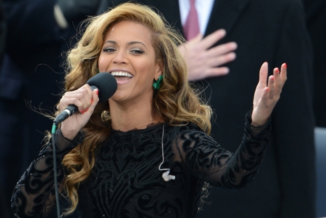 Beyonce sings "The Star Spangled Banner" at president Obama's 2nd inauguration