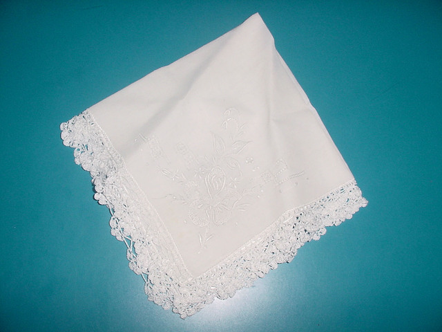 La Navidad del pañuelo del matrimonio joven