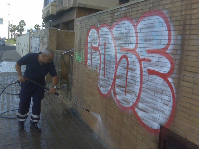 Víctor Manuel Castaño, Rogelio Rodríguez Talavera y un equipo de colaboradores en el Centro de Física Aplicada y Tecnología Avanzada de la UNAM crearon la pintura antigraffiti