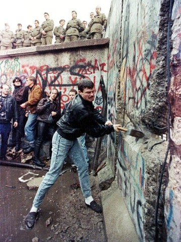Berlinmuren begynner å bli revet ned