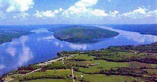 Hace dos años que mi familia compró el casa en el lago.