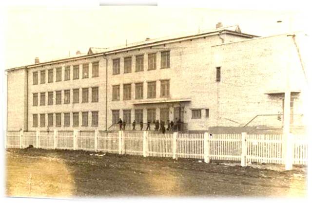 Горская средняя школа, относящаяся к Колдыбанскому району, переезжает в новое здание, построенное на территории поселка Шмидта.