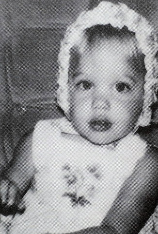 Nacimiento de Angelina Jolie