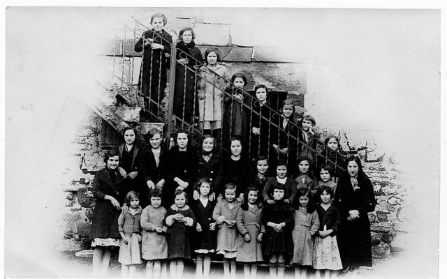 sigue el sistema educativo en la colonia