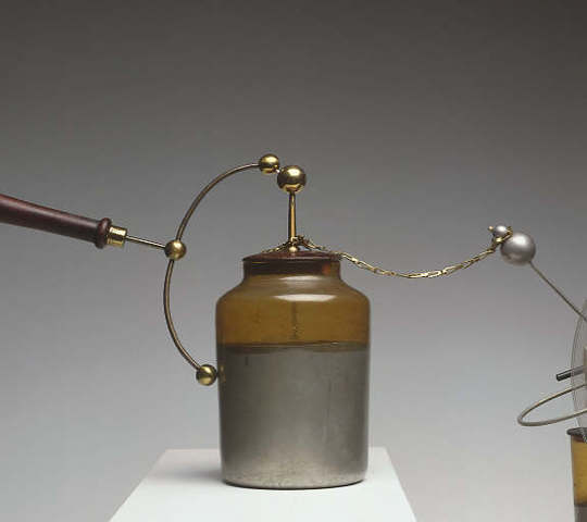 Голландец Питер ван Мушенбрук создает первый электрический конденсатор — Лейденская банка.